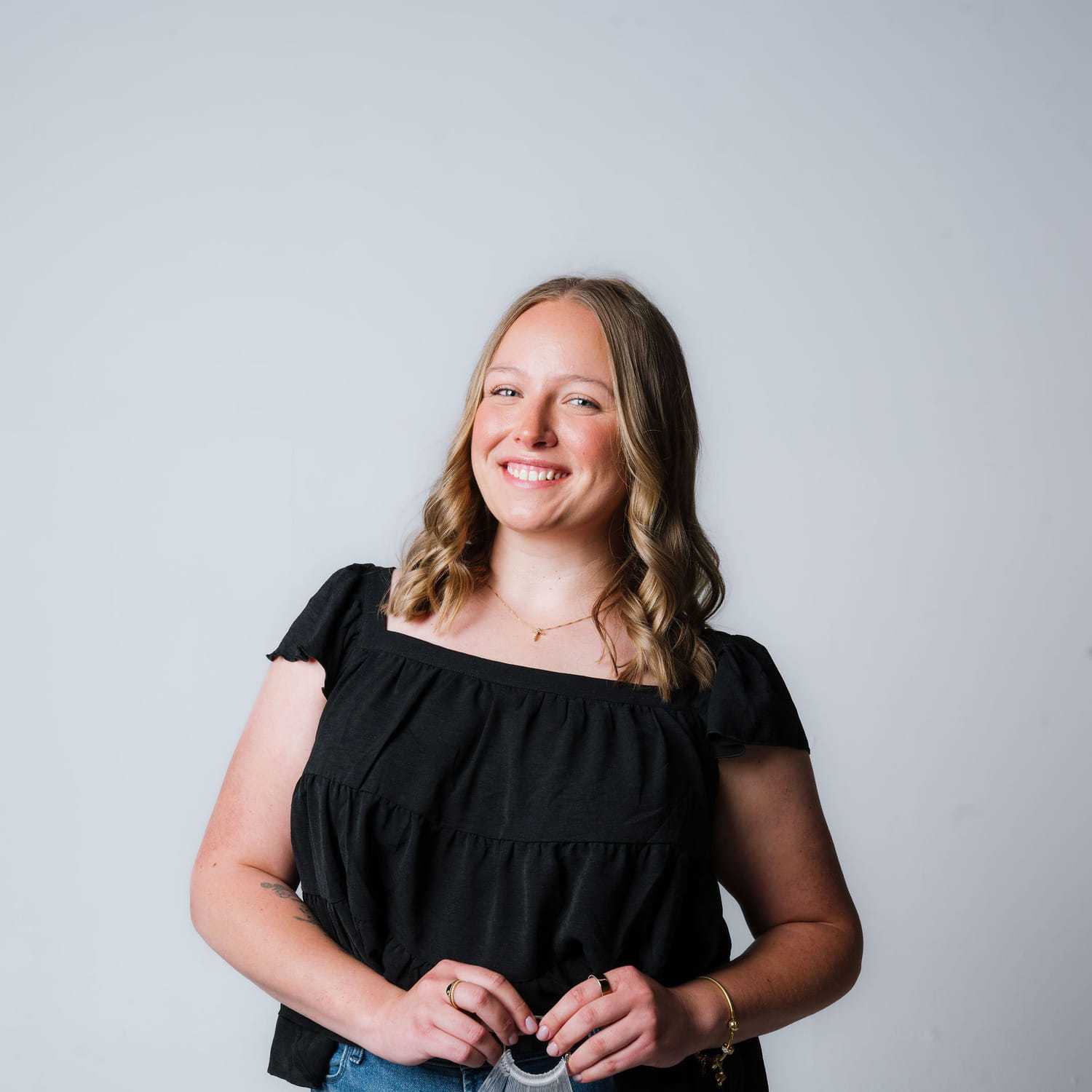 Portrait of Alyssa H., a professional stylist at The Gloss Society, showcasing their expertise and style.